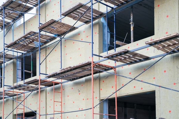 Échafaudage façade : les solutions pour des travaux en toute sécurité